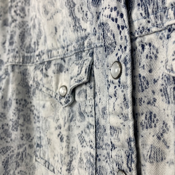 IJeans by Buffalo Women’s Chambray Lace Print Pearl Snap Western Shirt sz Large - Picture 13 of 13
